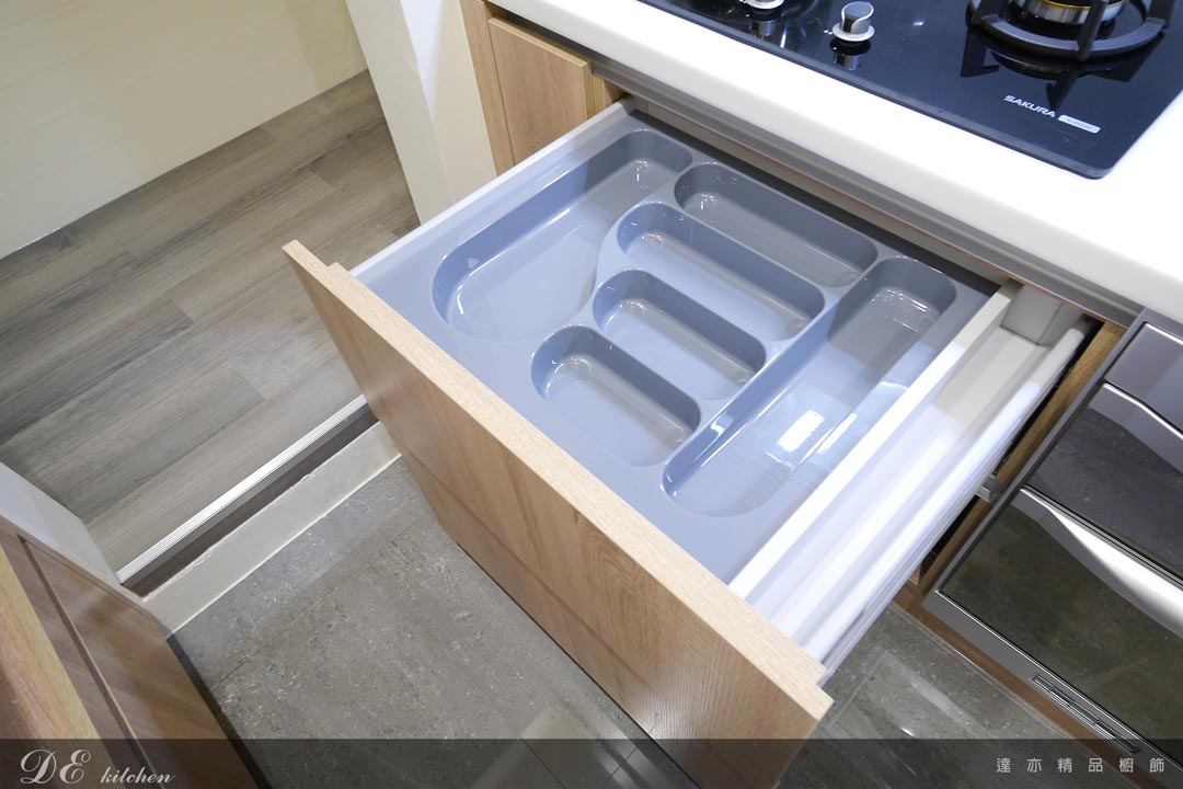 廚房設計｜blum 鋁灰抽｜刀叉收納盤